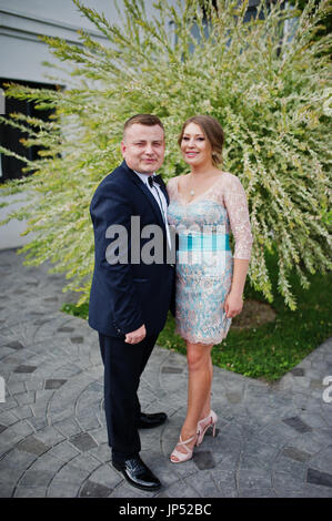 Gut aussehendes Paar feiern ihren Abschluss an der Universität, posiert außerhalb in schöne Kleidung. Stockfoto