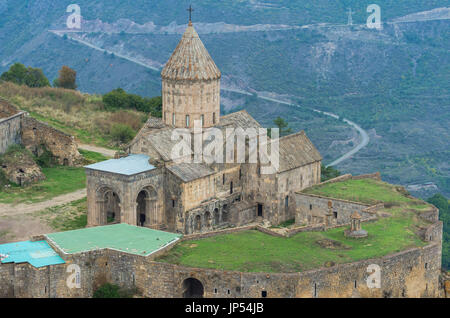 Blick über die armenische apostolische Kloster Tatev umgeben von Bergen, Provinz von Syunik, Armenien Stockfoto