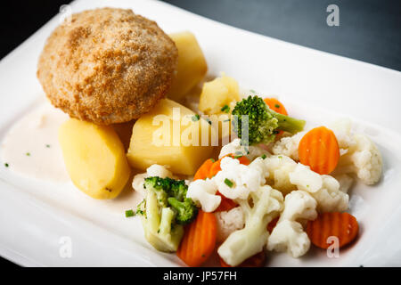 Huhn Kiew mit Gemüse Stockfoto