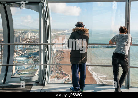 Besucher genießen den Blick vom Aussichtsturm British Airways i360 auf Brighton Seafront.  Blick nach Osten. Stockfoto