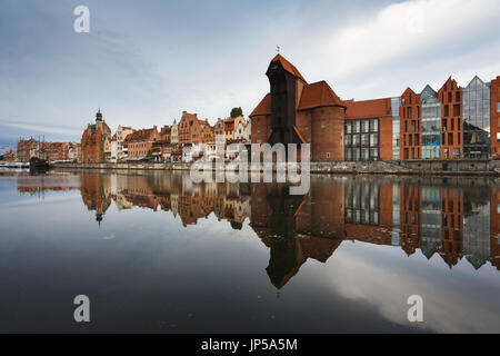 Gebäude der Altstadt Danzig spiegelt sich im Wasser in den frühen Morgenstunden Stockfoto