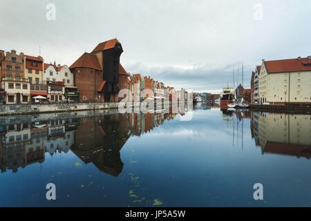 Gebäude der Altstadt Danzig spiegelt sich im Wasser in den frühen Morgenstunden Stockfoto