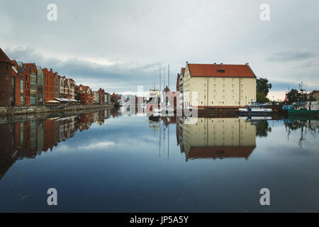 Gebäude der Altstadt Danzig spiegelt sich im Wasser in den frühen Morgenstunden Stockfoto