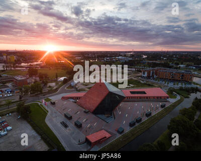 Danzig, Polen - 23. Juli 2017: Sonnenaufgang über dem Museum des zweiten Weltkrieges, Luftbild Stockfoto