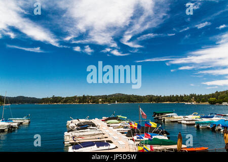 Eine kleine Marina am Lake Arrowhead California USA Stockfoto