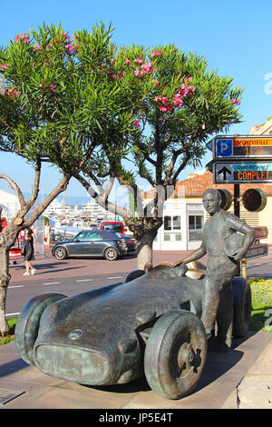 MONACO - 24. Juni 2016: Fangio Denkmal auf der Grand-Prix-Rennstrecke in Monaco. Die Statue stellt die 5 Mal Formel-1-Weltmeister stan Stockfoto