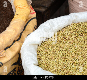 Nahaufnahme der Curry-Samen zum Verkauf auf einem Basar in Alt-Delhi, Indien. Stockfoto