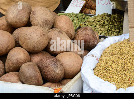 Nahaufnahme von Nüssen und getrockneten Kokosnüsse für Verkauf auf einem Basar in Alt-Delhi, Indien. Stockfoto