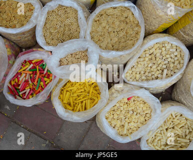 Nahaufnahme von getrockneten Lebensmitteln zum Verkauf an Chandni Chowk Markt in Alt-Delhi, Indien. Chandni Chowk (Moonlight Square) ist einer der ältesten Märkte in alten Stockfoto