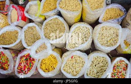 Nahaufnahme von getrockneten Lebensmitteln zum Verkauf an Chandni Chowk Markt in Alt-Delhi, Indien. Chandni Chowk (Moonlight Square) ist einer der ältesten Märkte in alten Stockfoto