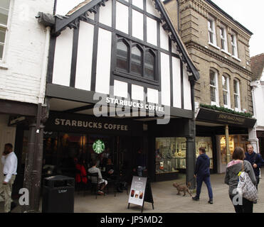 Kunden genießen Kaffee draußen Starbucks in Winchester, Hampshire, England, UK Stockfoto