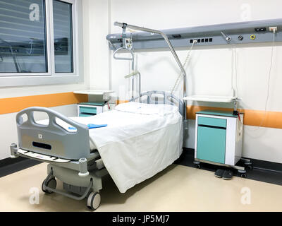 Interieur der Zimmer mit Einzelbett und medizinischen Geräten im Krankenhaus. Stockfoto