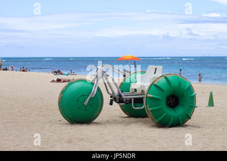 Honolulu, Hawaii, USA - 25. Mai 2016: Aqua-Zyklus Wasser Trike zur Miete direkt am Waikiki Beach. Stockfoto