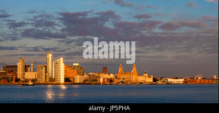 Golden Glow Liverpool Waterfront Panorama kurz vor Einbruch der Dunkelheit über den Fluss Mersey an Seacombe genommen. Stockfoto