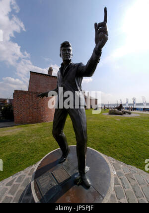 Statue der 60er Jahre britische Pop-Sängerin Billy Fury Bildhauers Tom Murphy am Albert Dock, Liverpool Stockfoto