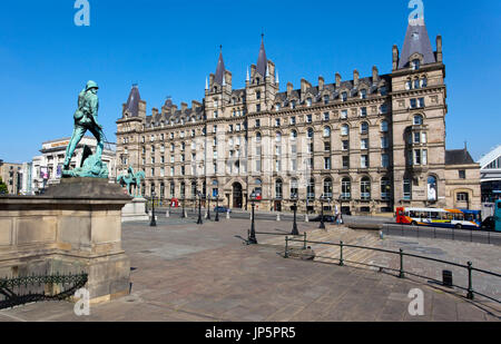 Ehemalige North Western Hotel, nun Schülerwohnheim für Liverpool John Moores University, gegenüber St Georges Hall, Lime Street, Liverpool, UK. Stockfoto