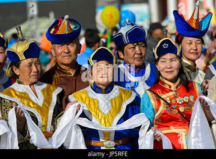 Frauen in traditionellen Deel Kostüm auf eine Begrüßung, mongolischen National Kostüm Festival, Ulaanbaatar, Mongolei Stockfoto