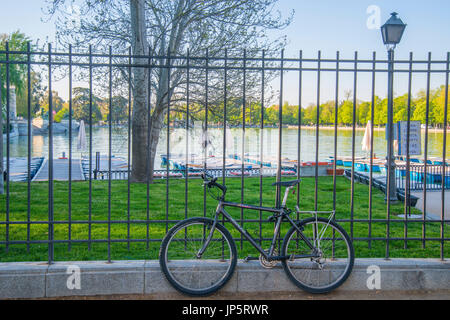 Fahrrad am Teich. Der Retiro, Madrid, Spanien. Stockfoto