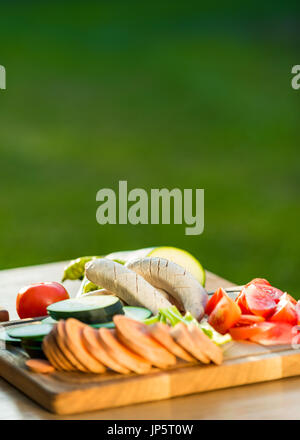 Frisch geschnitten Sie Gemüse und Wurstwaren auf ein Schneidebrett, Bbq-Sommer-Garten Food-Konzept Stockfoto