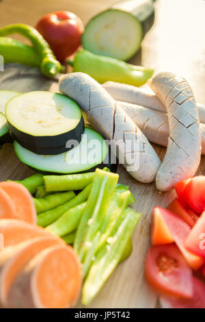 Frisch geschnitten Sie Gemüse und Wurstwaren auf ein Schneidebrett, Bbq-Sommer-Garten Food-Konzept Stockfoto