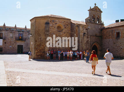 Gruppe von Touristen in das Kloster von San Pablo. Veletas Square, Cáceres, Extremadura, Spanien. Stockfoto