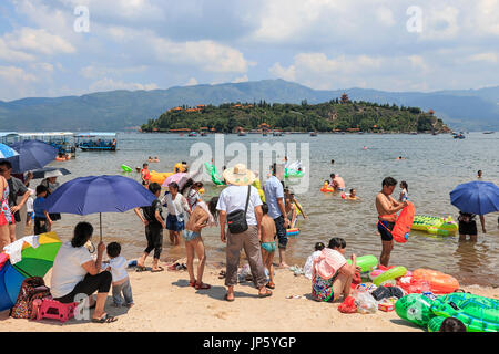 Yuxi, China - 29. Juli 2017: Chinesische Touristen am Strand des Sees Fuxian in Yunnan, der tiefste See der Thid in China. Es ist liegt Halfwy zwischen th Stockfoto