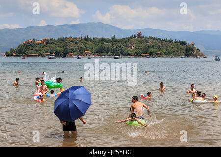 Yuxi, China - 29. Juli 2017: Chinesische Touristen Schwimmen im See Fuxian in Yunnan, der tiefste See der Thid in China. Es ist liegt Halfwy zwischen den Stockfoto