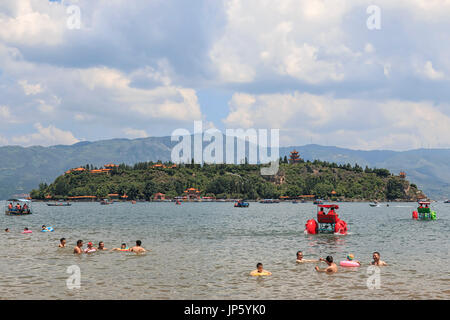 Yuxi, China - 29. Juli 2017: Chinesische Touristen Schwimmen im See Fuxian in Yunnan, der tiefste See der Thid in China. Es ist liegt Halfwy zwischen den Stockfoto