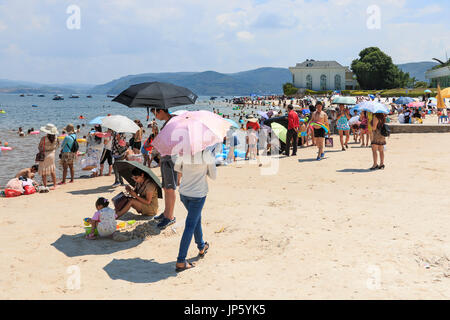 Yuxi, China - 29. Juli 2017: Chinesische Touristen am Strand des Sees Fuxian in Yunnan, der tiefste See der Thid in China. Es ist liegt Halfwy zwischen th Stockfoto