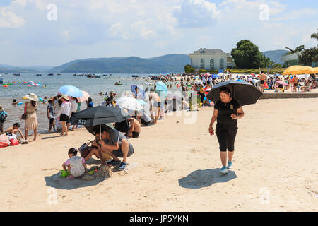 Yuxi, China - 29. Juli 2017: Chinesische Touristen am Strand des Sees Fuxian in Yunnan, der tiefste See der Thid in China. Es ist liegt Halfwy zwischen th Stockfoto