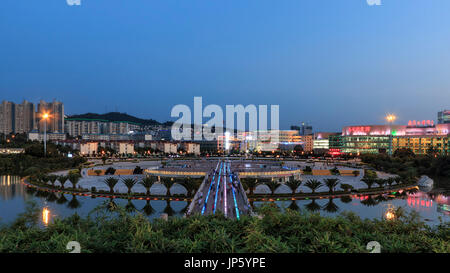 Yuxi, China - 29. Juli 2017: Luftbild bei Sonnenuntergang von der Nie Er Music Square Park, eines der größten in Yuxi. Stockfoto