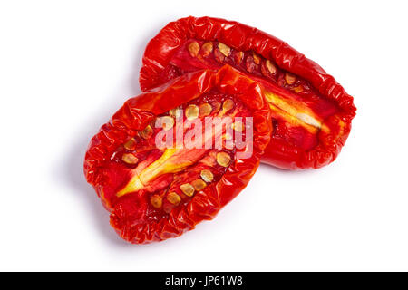 Getrocknete oder getrocknete Tomaten Hälften, Ansicht von oben. Schneidepfade, Schatten getrennt Stockfoto