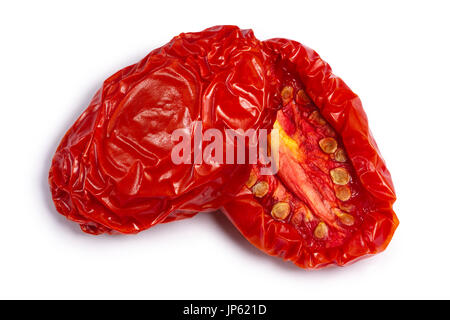 Getrocknete oder getrocknete Tomaten Hälften, Ansicht von oben. Schneidepfade, Schatten getrennt Stockfoto