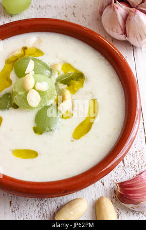 Ajoblanco spanische Knoblauchsuppe Stockfoto