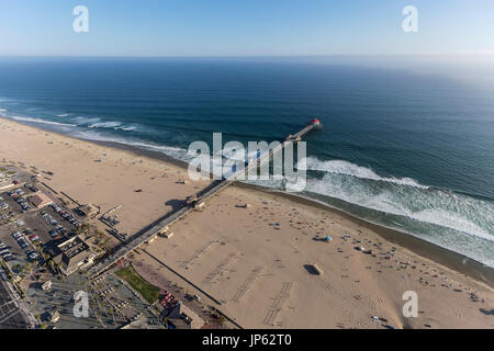 Luftaufnahme von Pier und Ozean in Huntington Beach, Kalifornien. Stockfoto