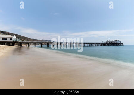 Malibu Pier Strand mit Motion blur pazifischen Ozeanwasser in der Nähe von Los Angeles in Südkalifornien. Stockfoto