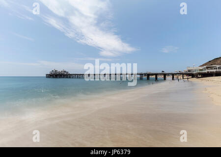 Malibu Pier Strand mit Motion blur Wasser im Los Angeles County, Kalifornien. Stockfoto