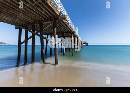 Malibu Pier Beach mit Motion blur pazifischen Ozeanwasser in der Nähe von Los Angeles in Südkalifornien. Stockfoto