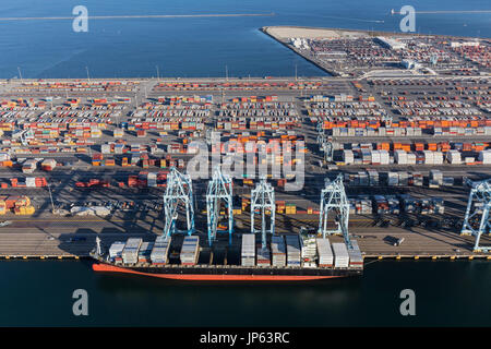 Los Angeles, Kalifornien, USA - 10. Juli 2017: Luftaufnahme des Luftfracht-Container Terminal Island und Schiff in Südkalifornien. Stockfoto
