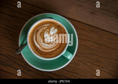 Tasse Kaffee mit schönen Latte ArtCup Kaffee mit schönen Latte Kunst Stockfoto