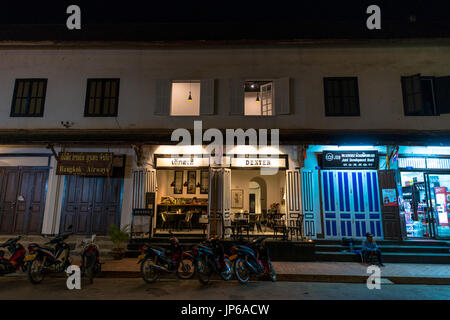 LUANG PRABANG, LAOS - 11. März 2017: Nacht-Shooting von Cafés und Geschäfte an der Sisavangvong Road, befindet sich in der Olf Viertel von Luang Prabang, Laos. Stockfoto