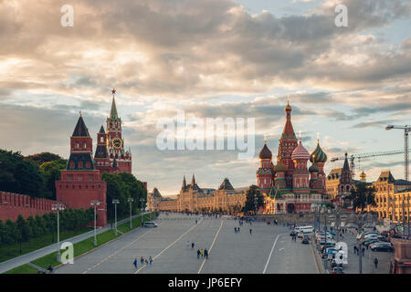 Moskau, Russland - 17. Juni 2017: Schöne Sonnenuntergang Aussicht auf das rote Quadrat am 17. Juni 2017 in Moskau, Russland. Stockfoto