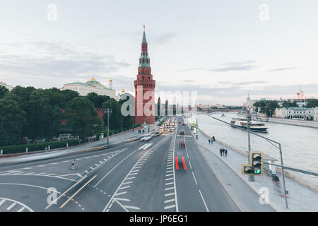 Blick auf den Sonnenuntergang von der Moskauer Kreml von Moskau Bolschoi Stein Brücke. Stockfoto