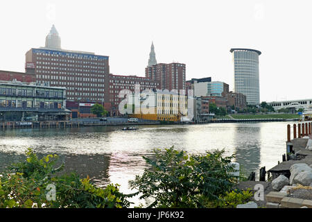 Das Ostufer der Wohnungen nahe der Innenstadt von Cleveland mit der Cuyahoga River vor, wie aus dem Westjordanland der Wohnungen angesehen. Stockfoto