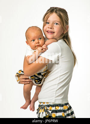 Studio-Porträt der 7-jährige Mädchen halten 7 Wochen altes baby Stockfoto