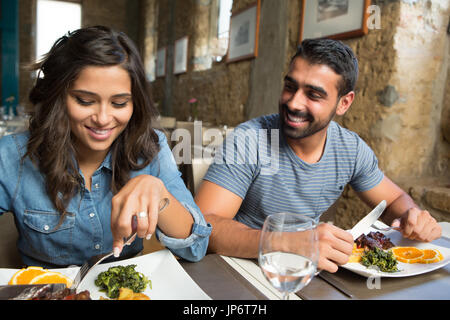 Paare, Mittagessen am rustikalen Gourmet-restaurant Stockfoto