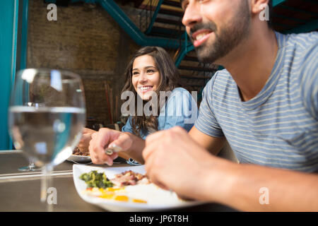 Paare, Mittagessen am rustikalen Gourmet-restaurant Stockfoto