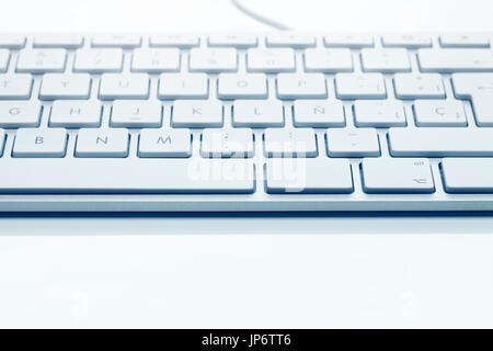 Schließen Sie nach vorne Ansicht der klassischen Tastatur vor weißem Hintergrund. Geringe Schärfentiefe. Soft-Fokus verblasst in Richtung Hintergrund. Stockfoto