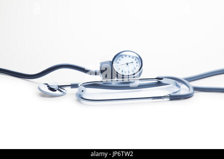 Blutdruck-Kit vor weißem Hintergrund. Manometer und Stethoskop. Horizontal-set für die banner Stockfoto
