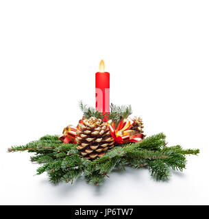 Weihnachten Tafelaufsatz mit einer roten Farbe Kerze angezündet und Tanne lässt. Weißen Hintergrund. Stockfoto